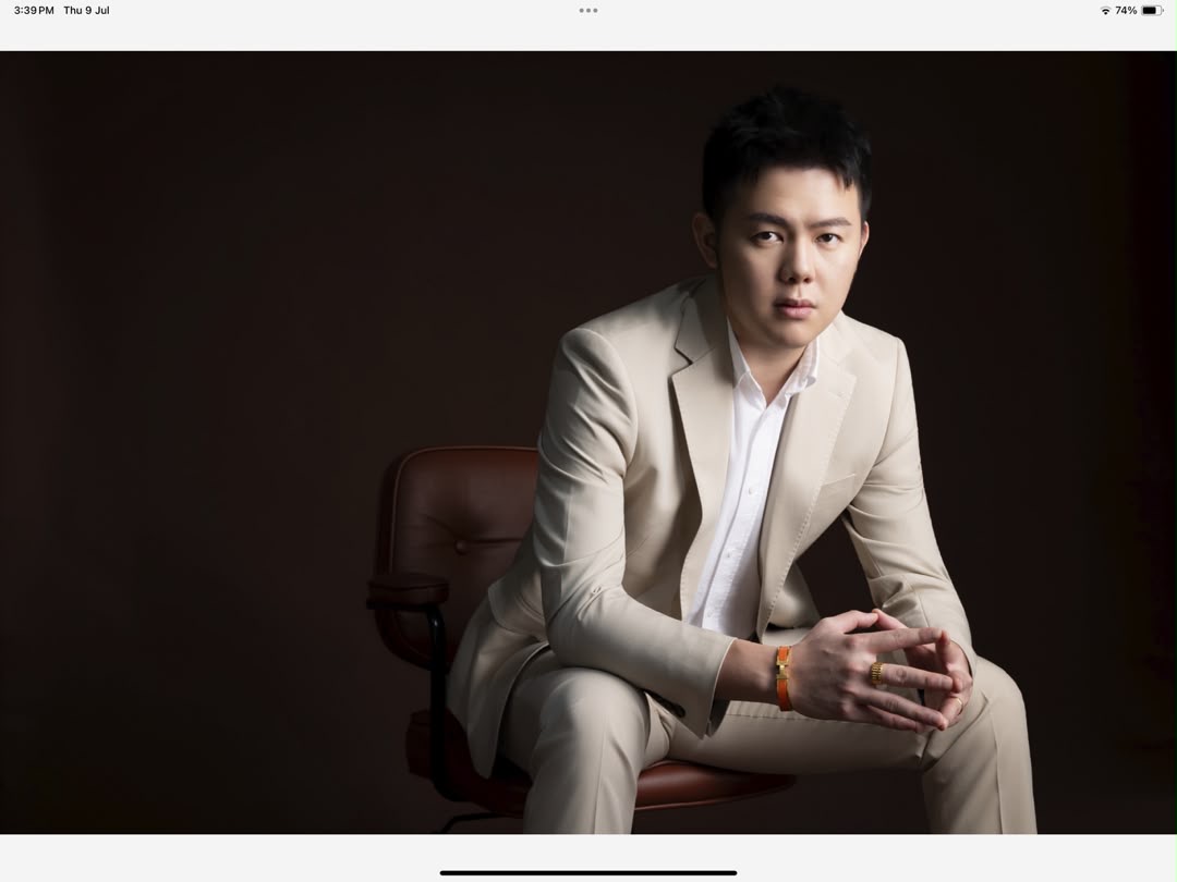 Daniel Yong 身穿象牙白西装的肖像